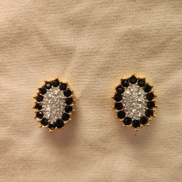 NINA RICCI - Golden metal clip on earrings black rhinestones - Picture 5 of 15